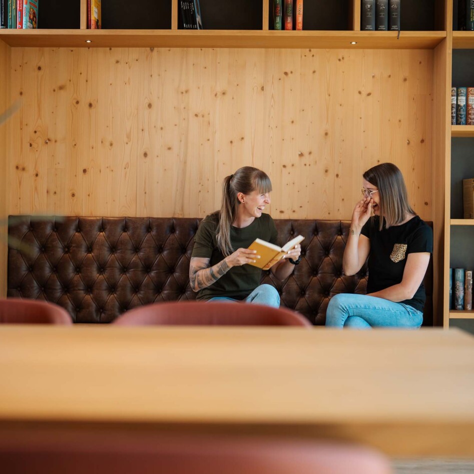 Das Hotel eduCARE bei Dämmerung