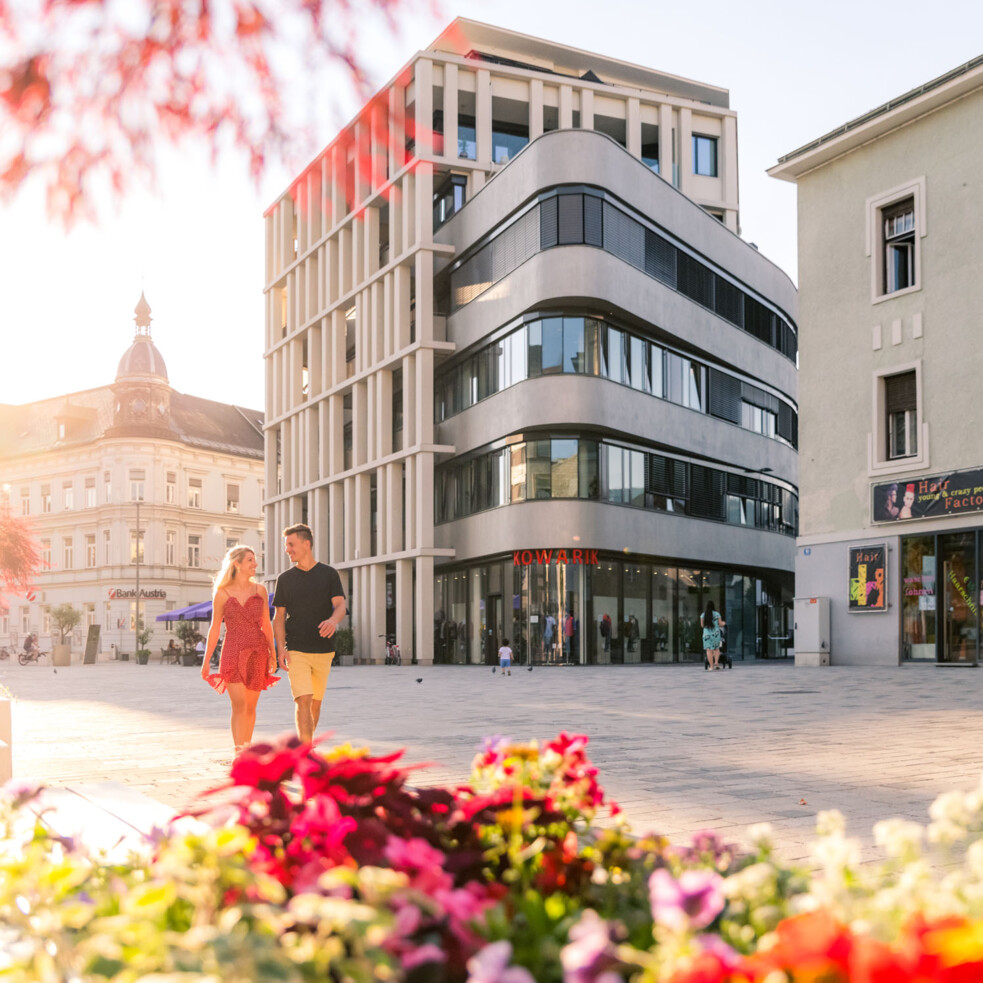 Ein Paar spaziert durch die Innenstadt von Villach. 