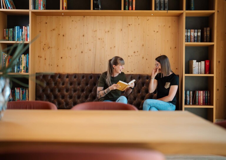 Das Hotel eduCARE bei Dämmerung