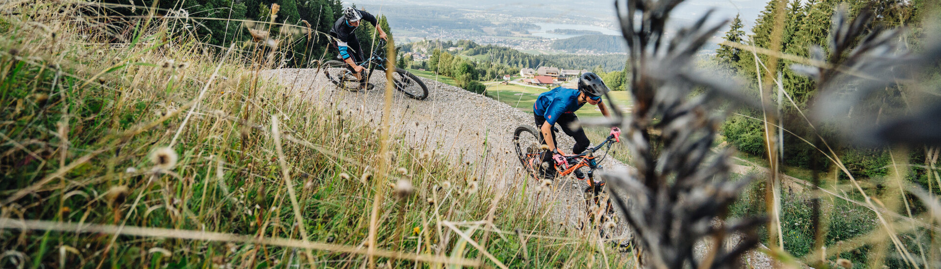 Downhill-Biker in Action in der lake.bike Region Kärnten