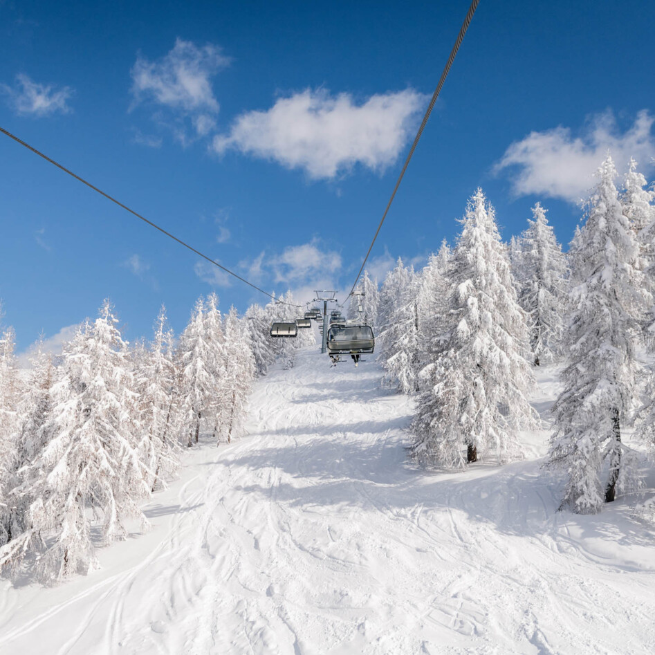 Sessellift über Freeride-Piste auf der Gerlitzen Alpe. 