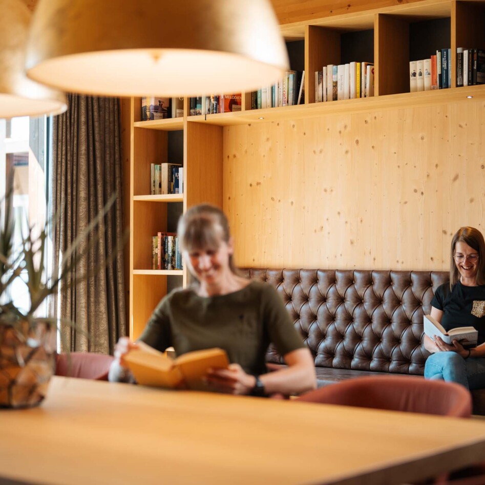 Ein Paar stoßt im Wirtshaus der günstigen Unterkunft am Ossiacher See gemeinsam an