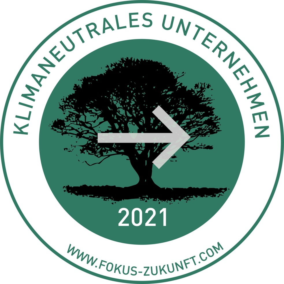 Klimaneutrales Unternehmenszertifikat 2021 mit Baum und Pfeil.