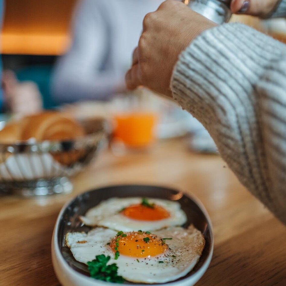 Ein Gast genießt einen Salat zum Abendessen