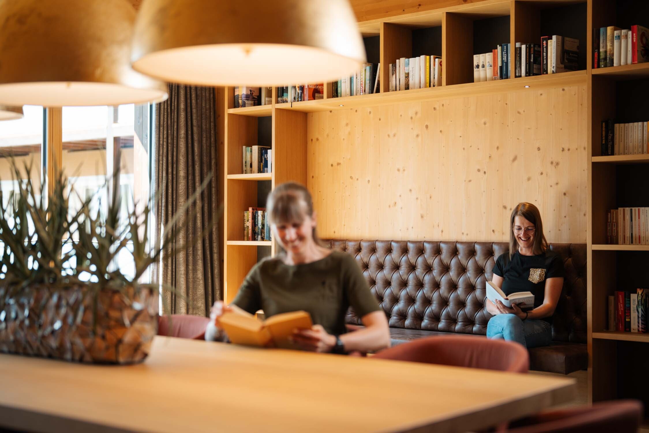 Ein Paar stoßt im Wirtshaus der günstigen Unterkunft am Ossiacher See gemeinsam an