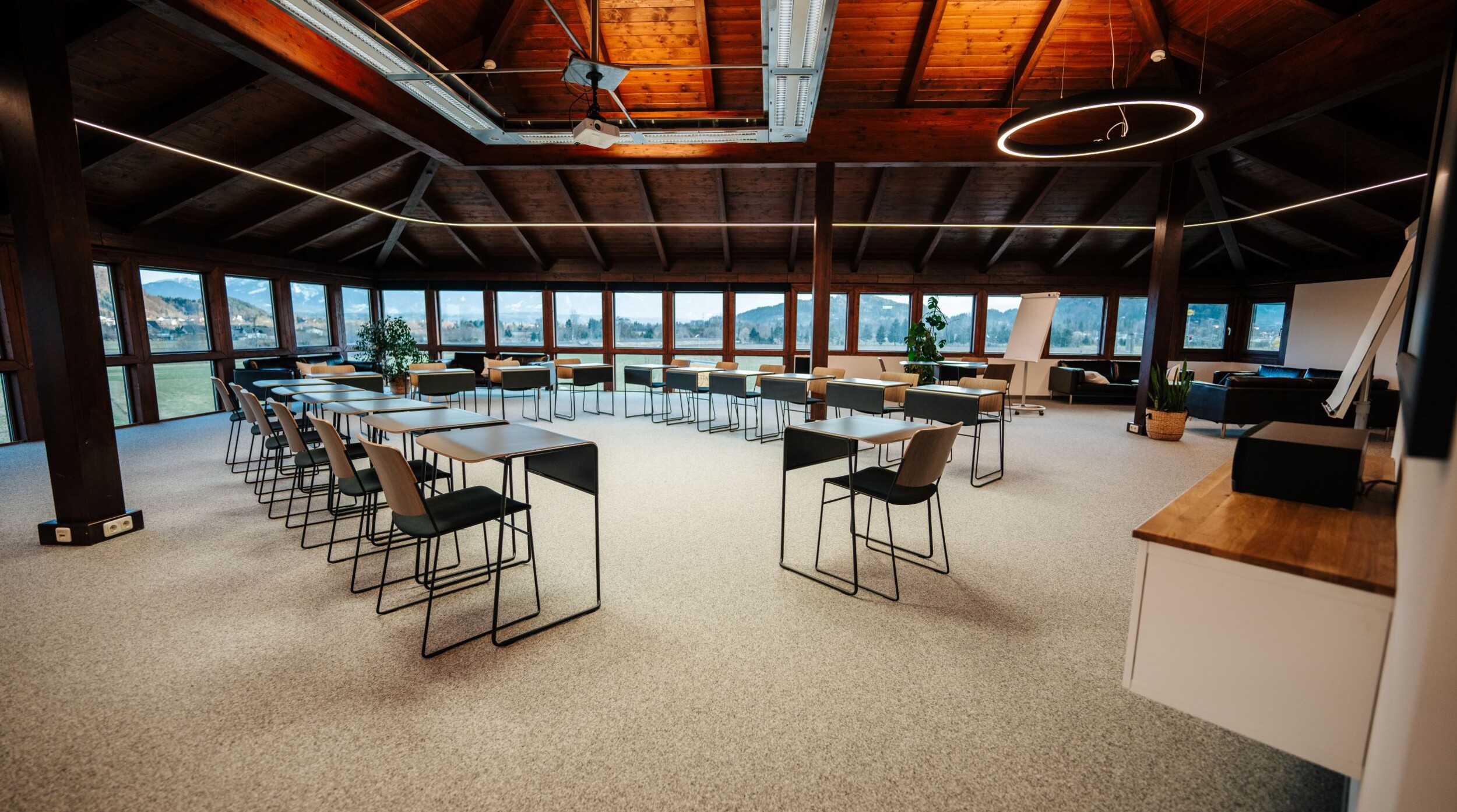 Der vollständig ausgestattete Seminarraum im Seminarhotel bei Villach am Ossiacher See