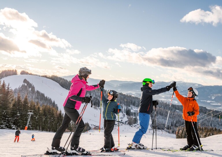 Familie beim Skifahren im Skigebiet Simonhöhe.