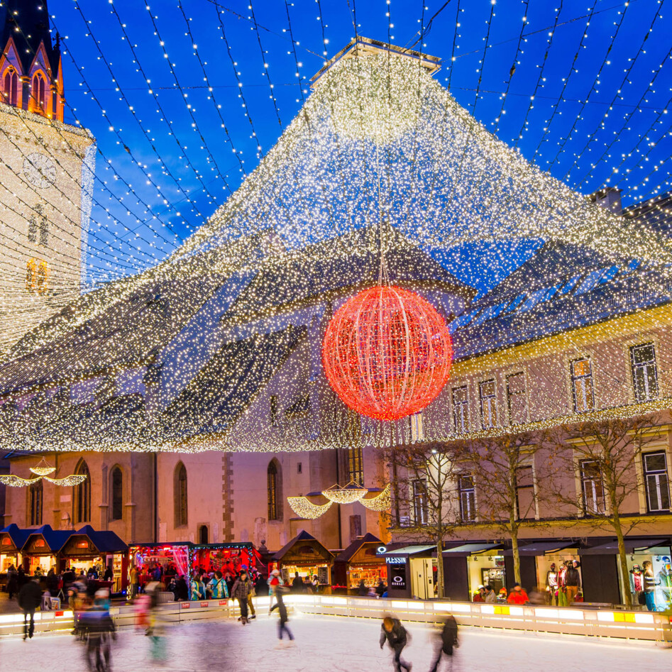 Festlich beleuchteter Eislaufplatz am Rathausplatz in Villach.