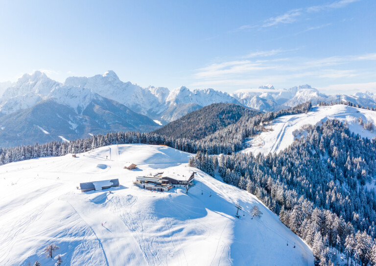 Luftaufnahme des Skigebiets Dreiländereck bei Sonnenschein.