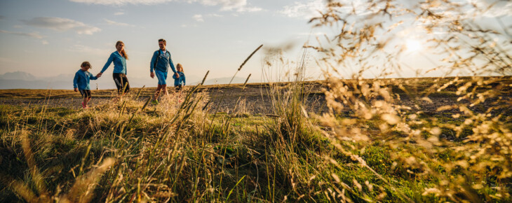 Eine Familie beim Wandern im Urlaub an der Gerlitzen