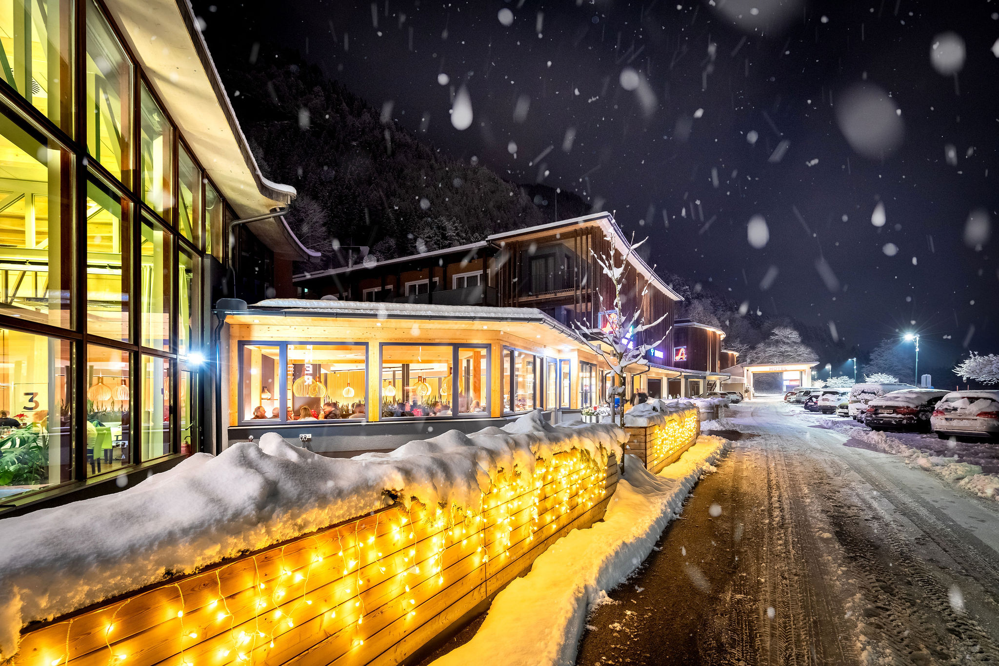 Winterliche Außenansicht des Hotels eduCARE bei Nacht