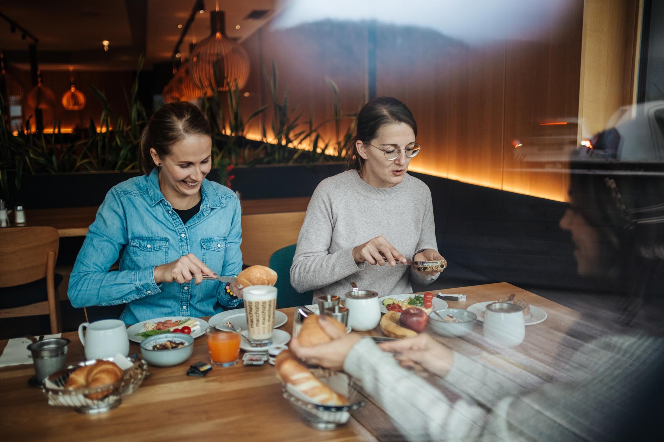 Drei Frauen genießen ein Frühstück im Wirtshaus "Zum Treffner"
