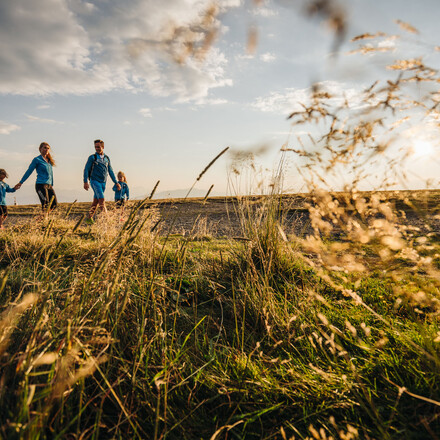 Eine Familie wandert zu einem Ausflugsziel am Ossiacher See