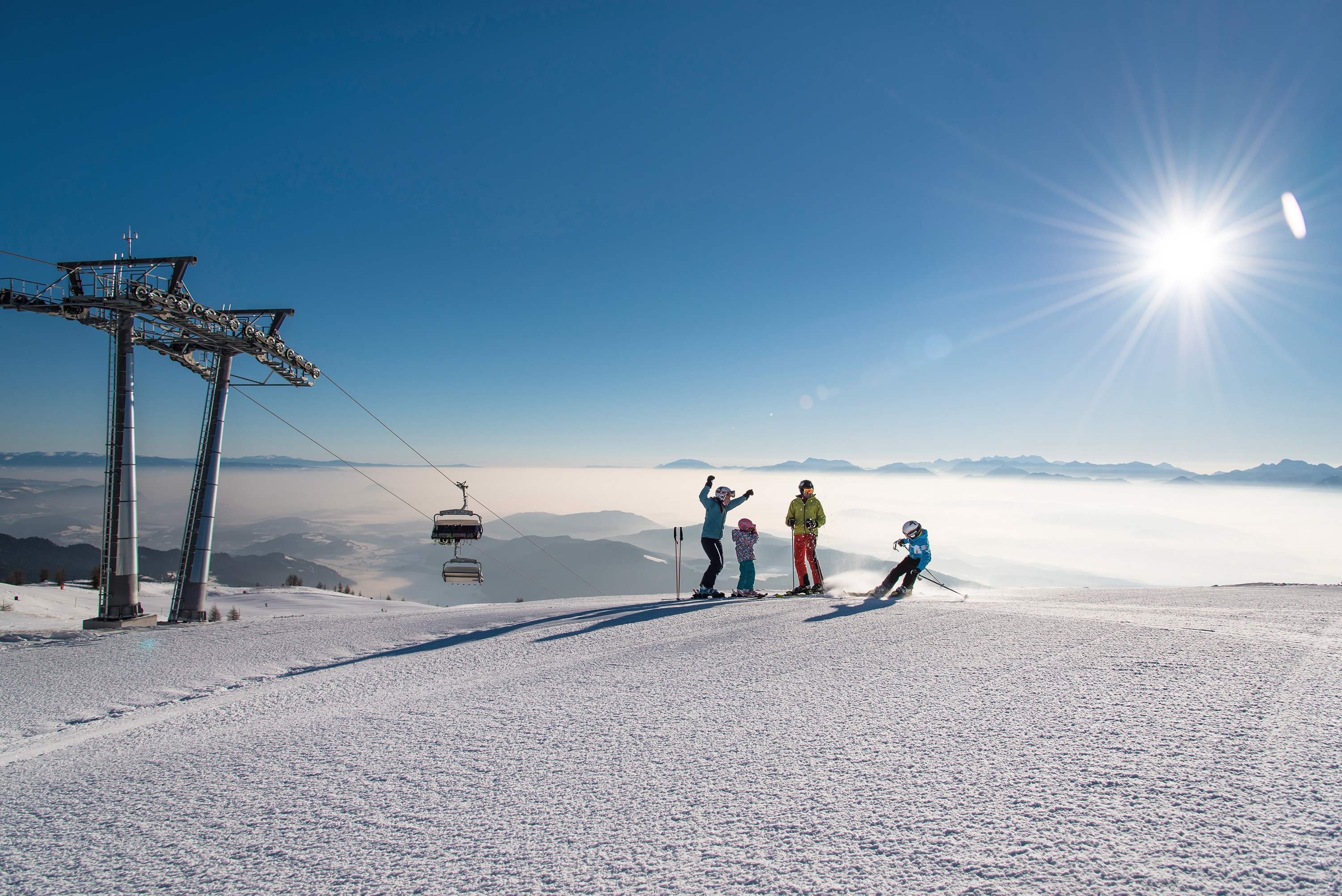 Beim Skiurlaub mit Kindern in Kärnten steht eine Familie auf der Piste