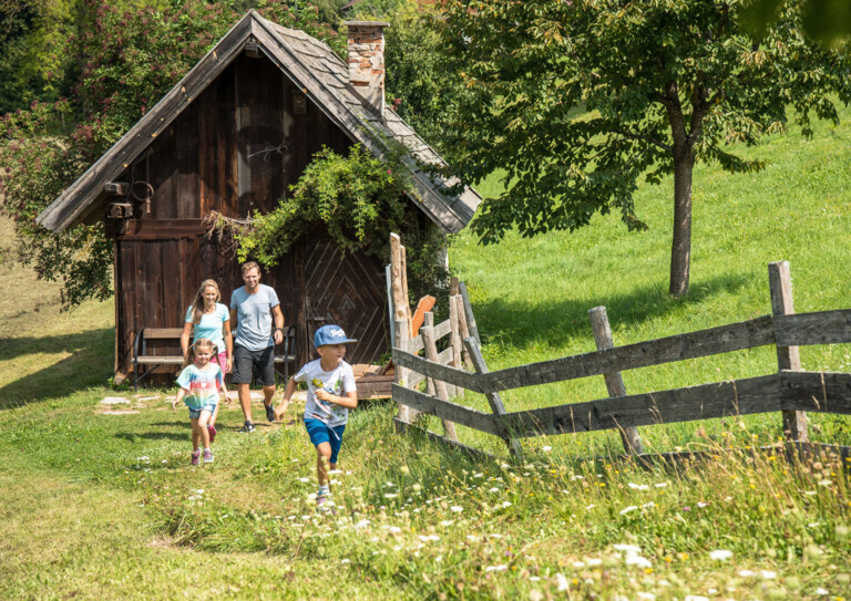 Beim Familienurlaub am Ossiacher See schnorcheln die Kinder im See