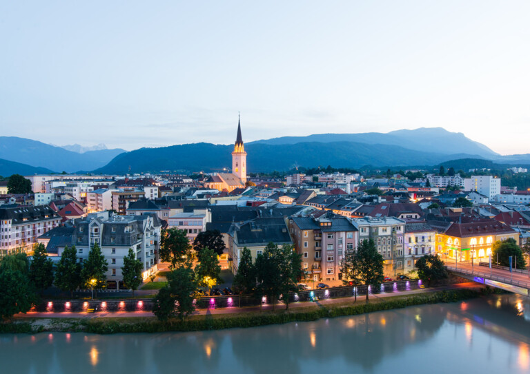 Abendliche Stadtansicht von Villach.