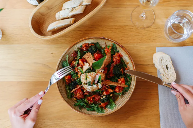 Burrata auf Rucola mit Tomaten im Restaurant zum Treffner.