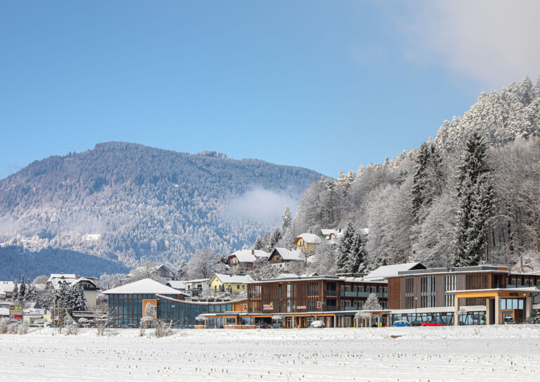 Winterliche Außenansicht vom Hotel eduCARE bei Sonnenschein.