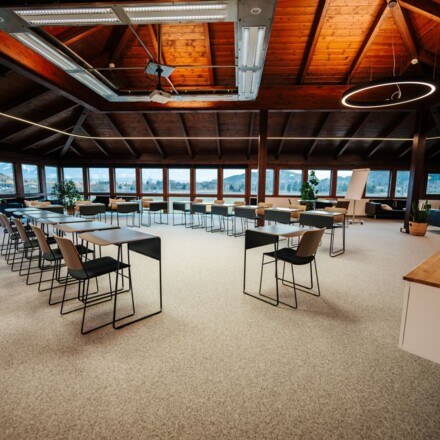 Der vollständig ausgestattete Seminarraum im Seminarhotel bei Villach am Ossiacher See