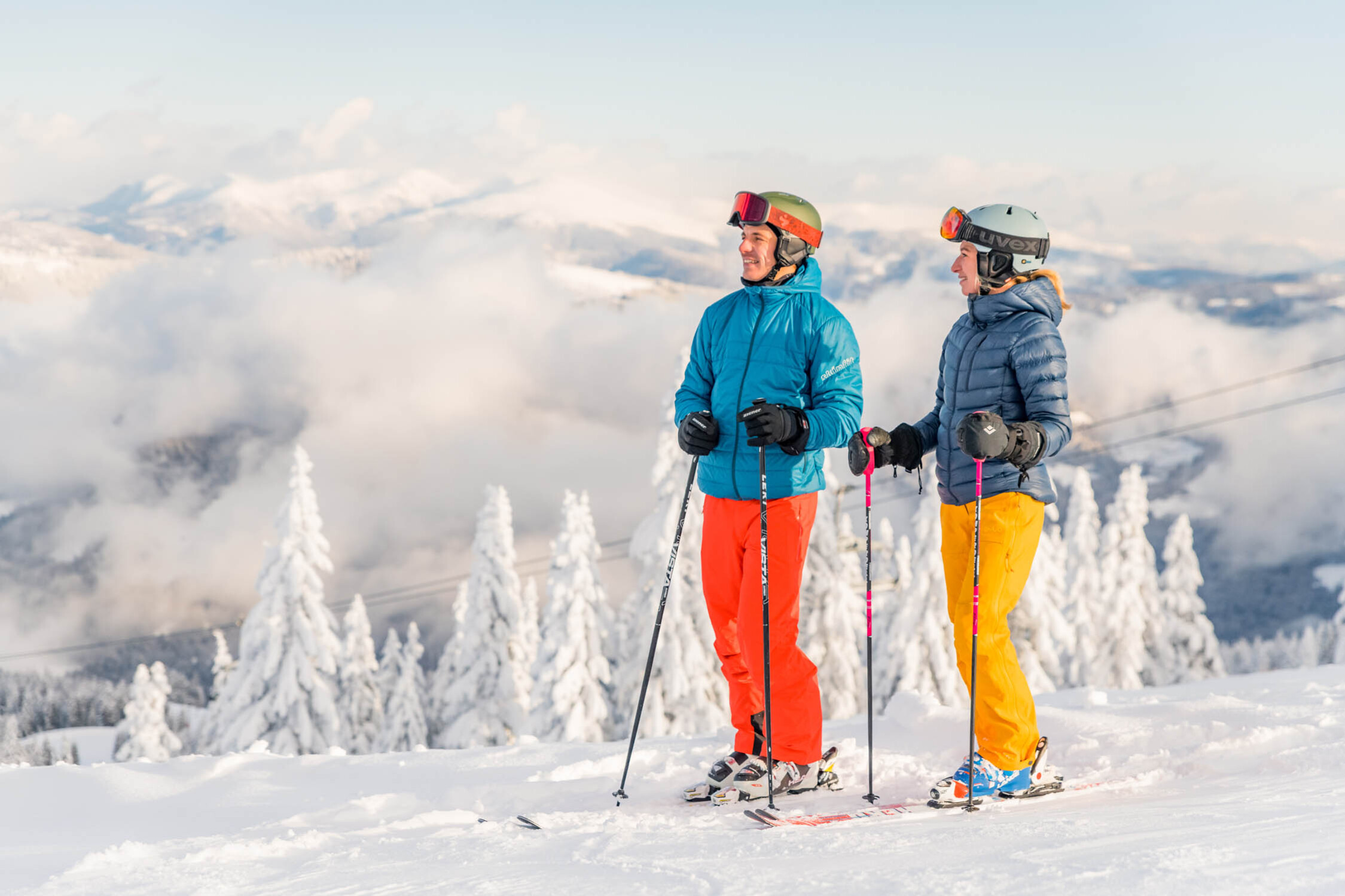 Ein Paar beim Skifahren im Urlaub an der Gerlitzen